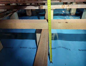 Zateplení stropu zděného rodinného domu pomocí foukané izolace